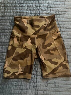 Old Navy High-Rise Camo Bike Shorts in Brown/Tan